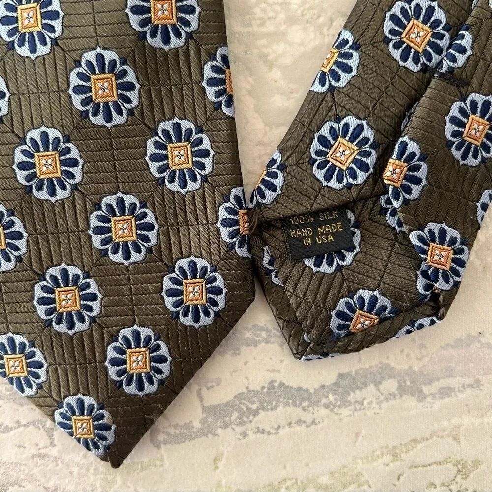 Jos A Bank Signature Gold 100% silk handmade USA tie